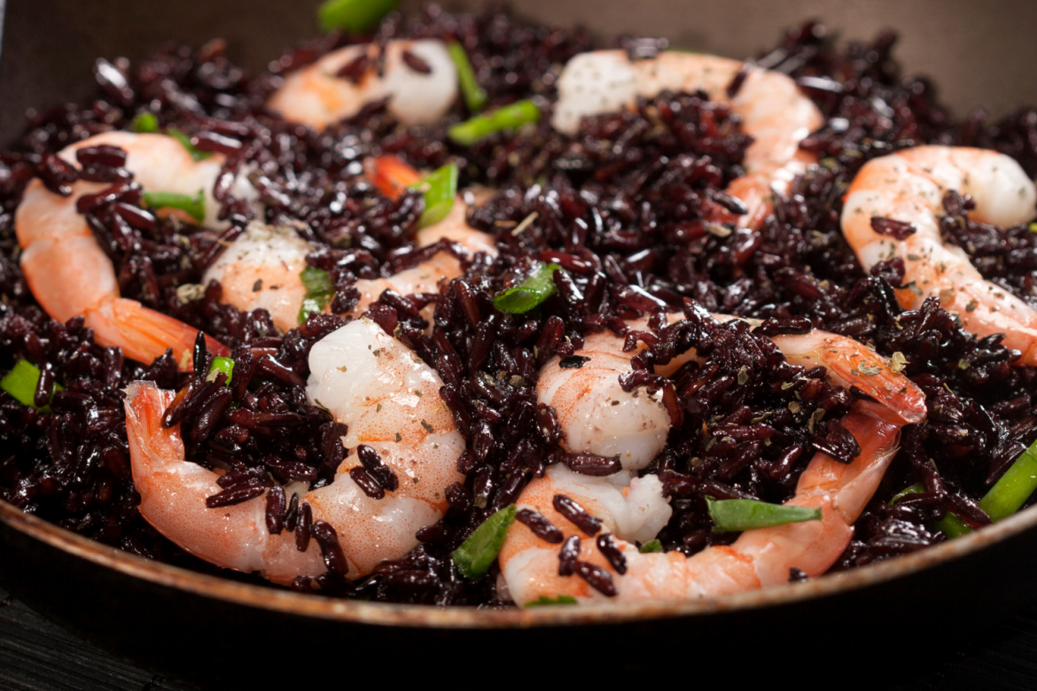 Riso nero con gamberetti